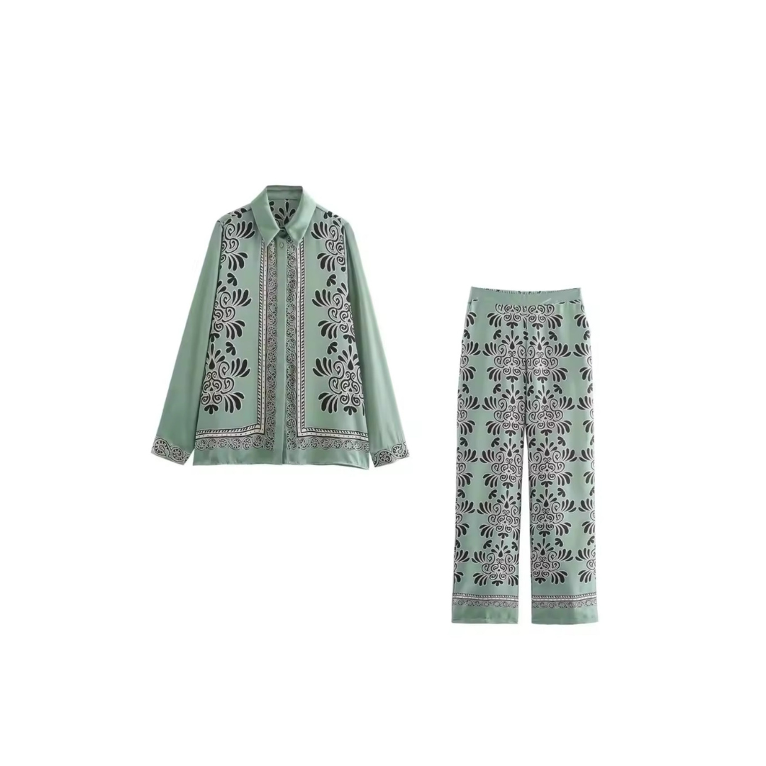 Zweiteiliges Set in Hellgrün mit schwarzem Blumenmuster