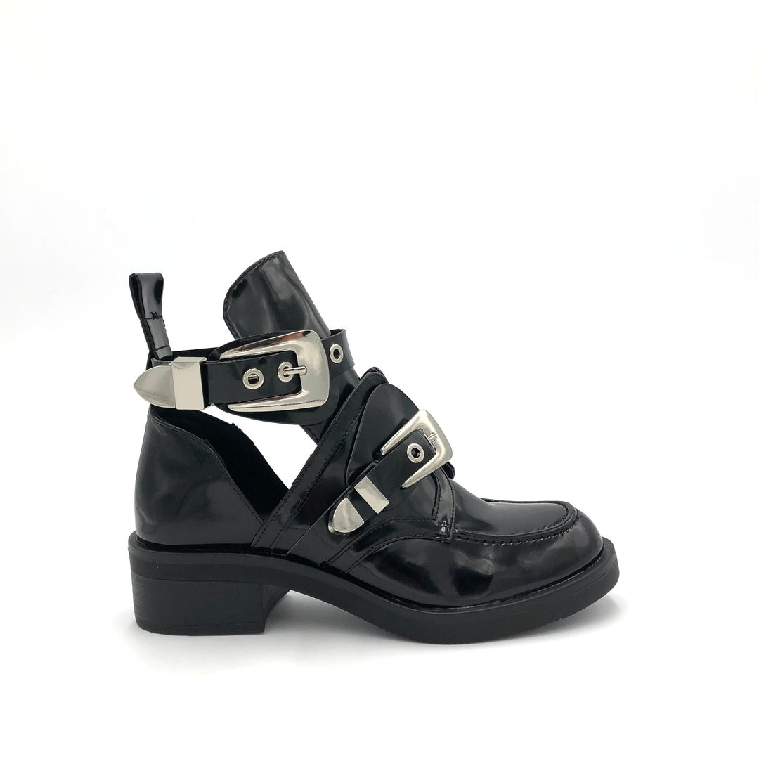 Schwarzer Lederschuh mit Schnallen & Cut-Outs