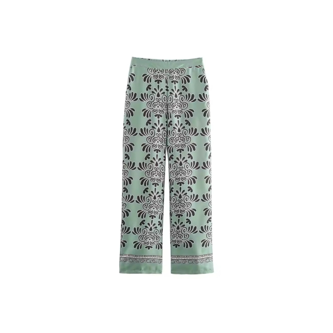 Zweiteiliges Set in Hellgrün mit schwarzem Blumenmuster