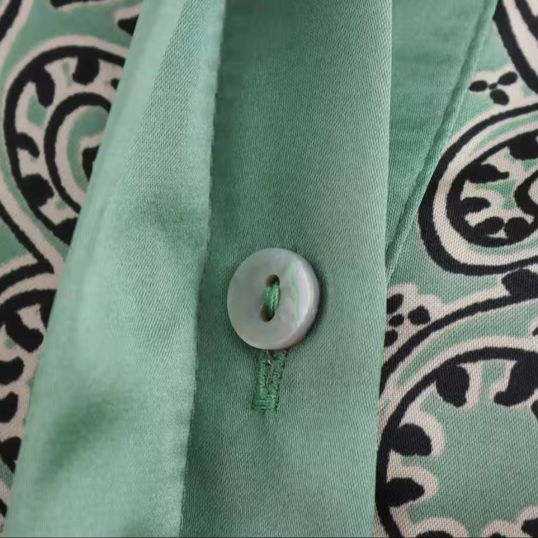 Zweiteiliges Set in Hellgrün mit schwarzem Blumenmuster